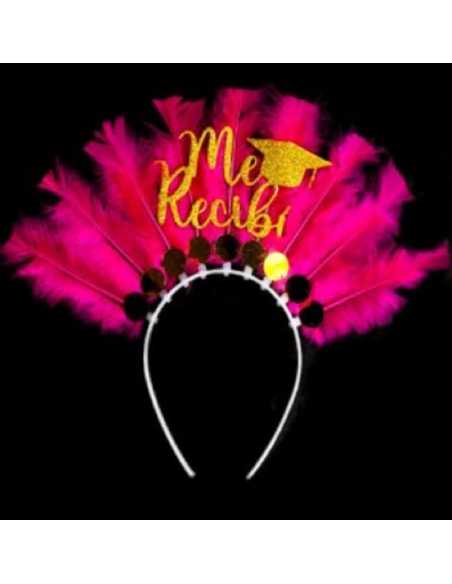 VINCHA ME RECIBI DECORADA CON PLUMAS FUCSIA x1